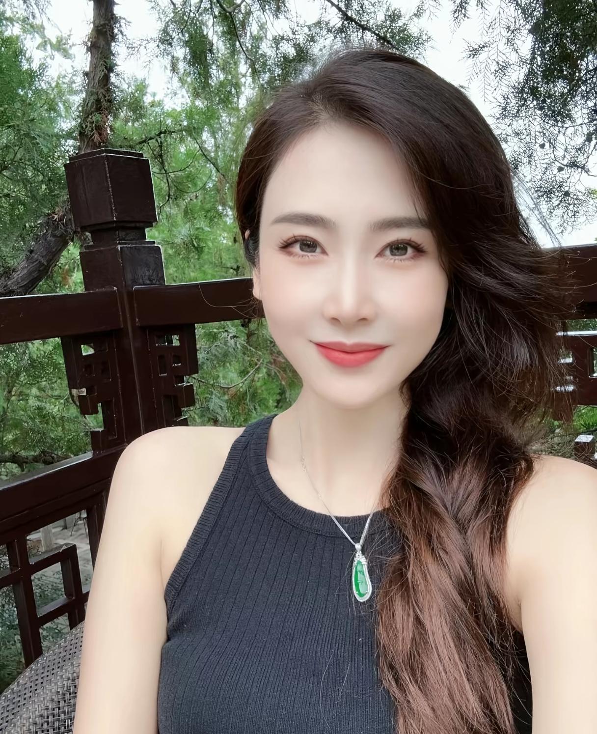 女人最好的姿态是：每天醒来，面朝阳光，画个淡妆，穿上喜欢的衣裳，不羡慕谁，不依赖