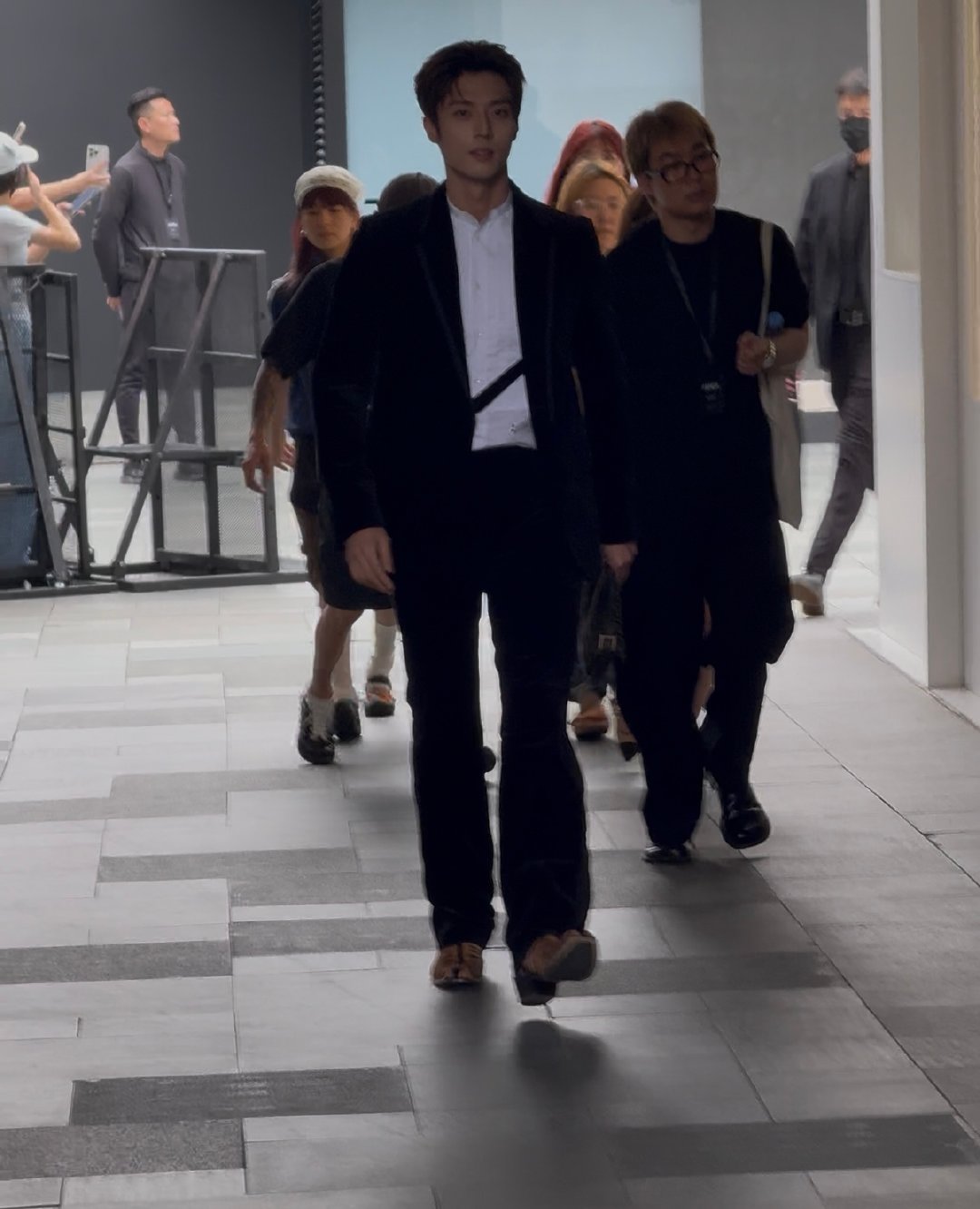 陈靖可线下被喊王法下课 陈靖可出席活动，观众集体催王法下课！演活了教练本尊。 