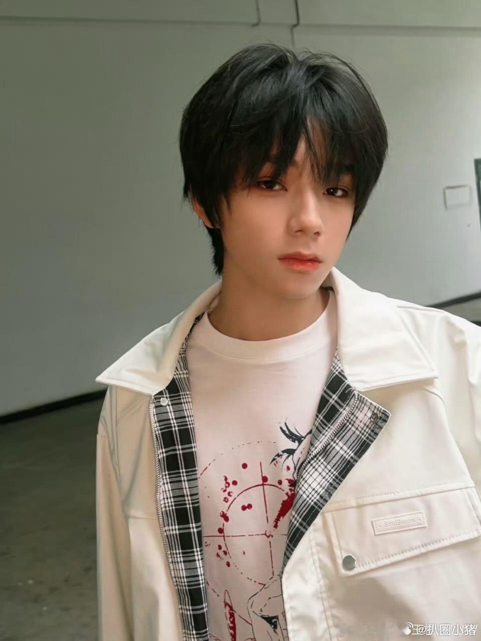 王橹杰新年音乐会妆造期待王橹杰小朋友在新年音乐会上的舞台哦🩵✨白色套装太好看啦