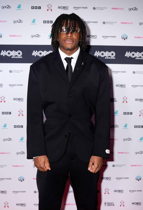 多古现身曼彻斯特举行的MOBO音乐奖颁奖典礼。 💫 
