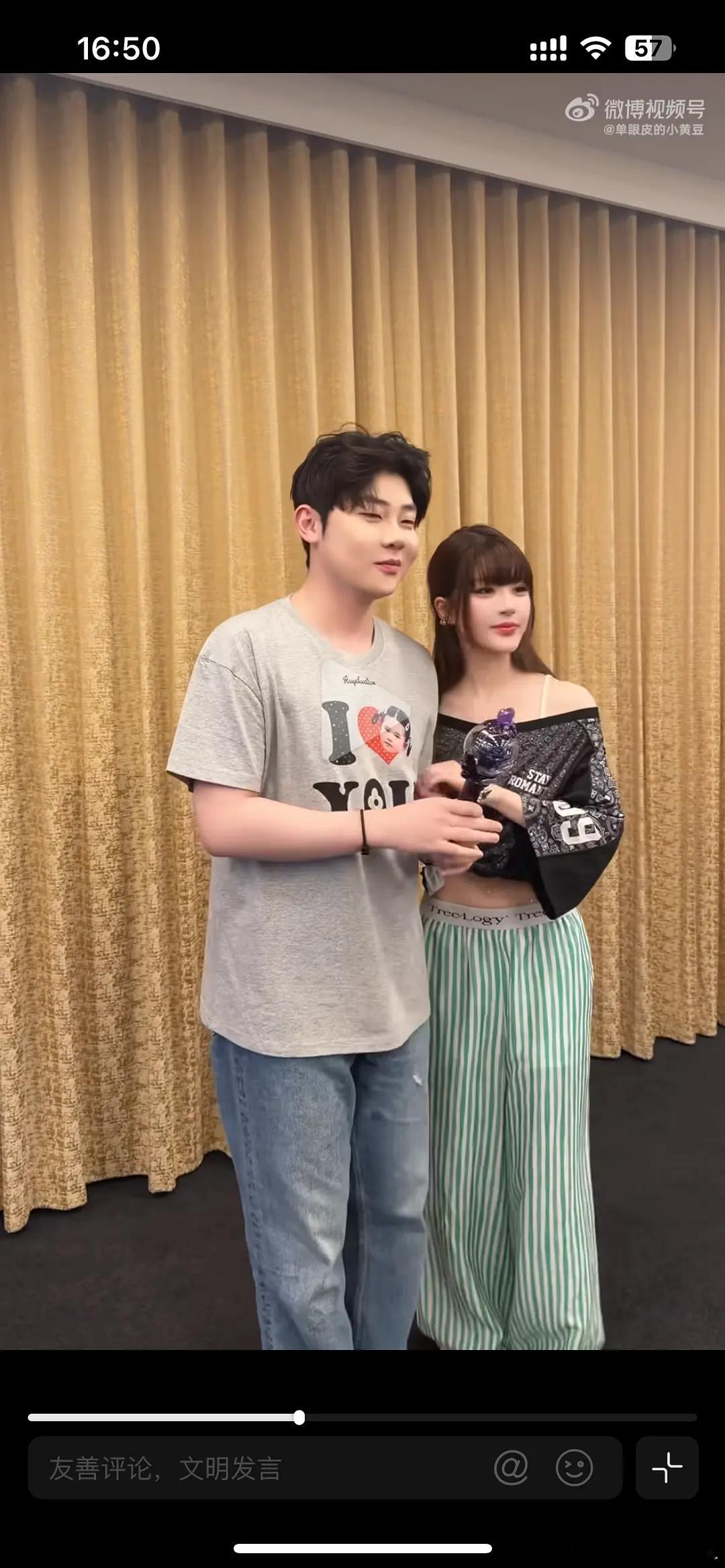 赵露思好宠粉，上来主动拥抱男粉