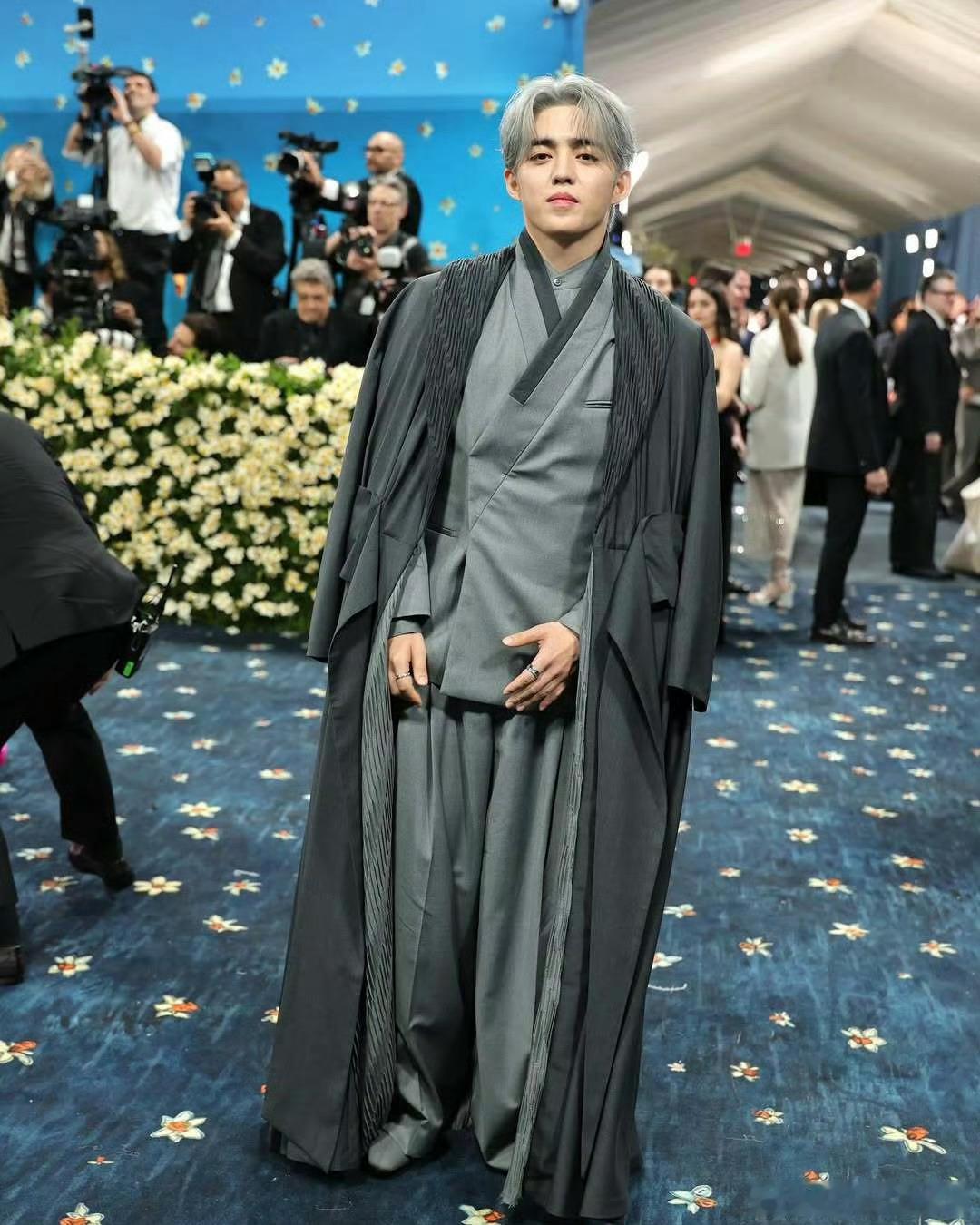 崔胜澈身穿BOSS特别定制登上Met Gala 红毯！这位是……metgala红