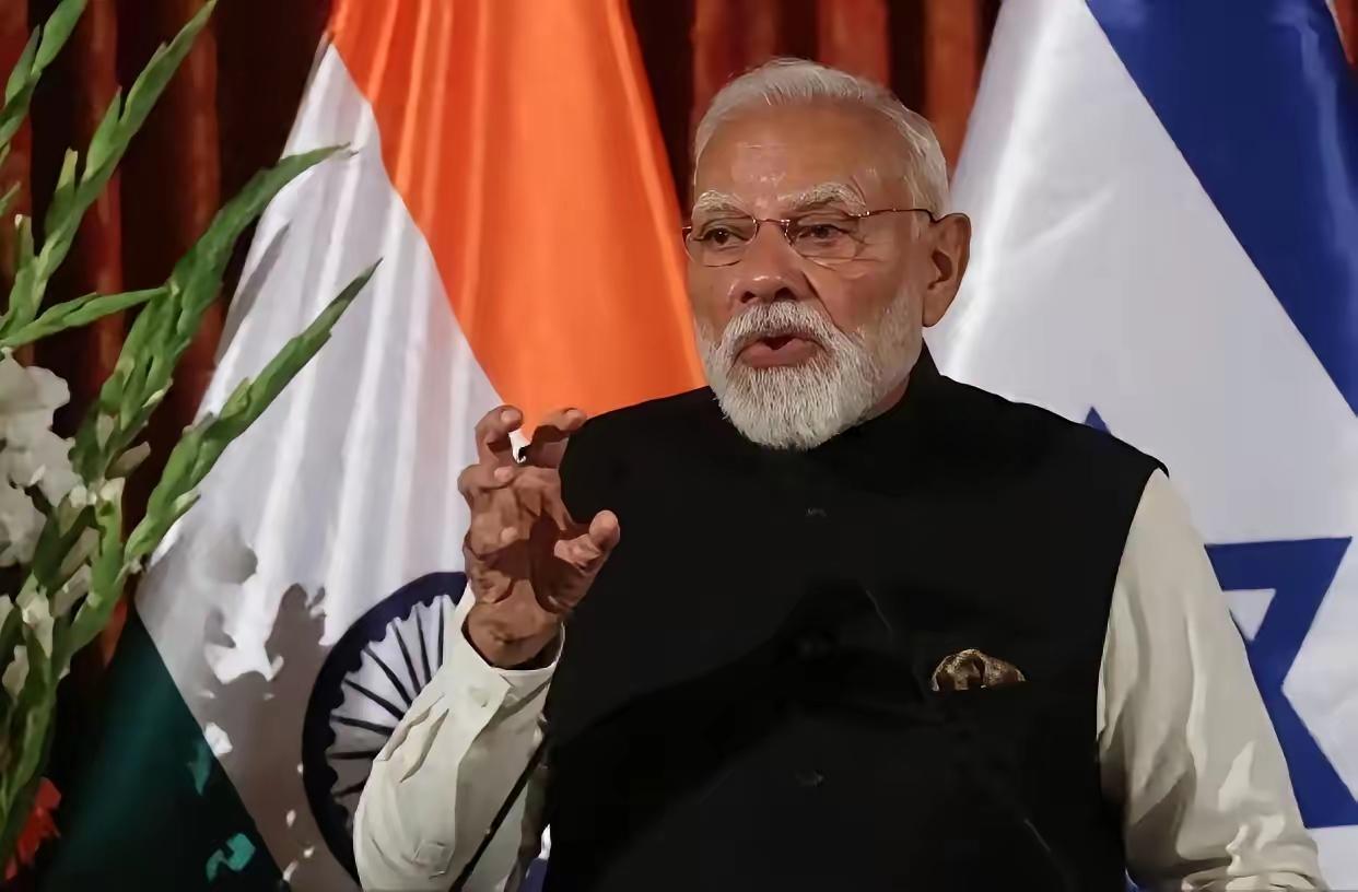 印:这咋还不来啊
俄:老三 你这是等谁啊 一副魂不守舍的
印:等阿中呗  还能等