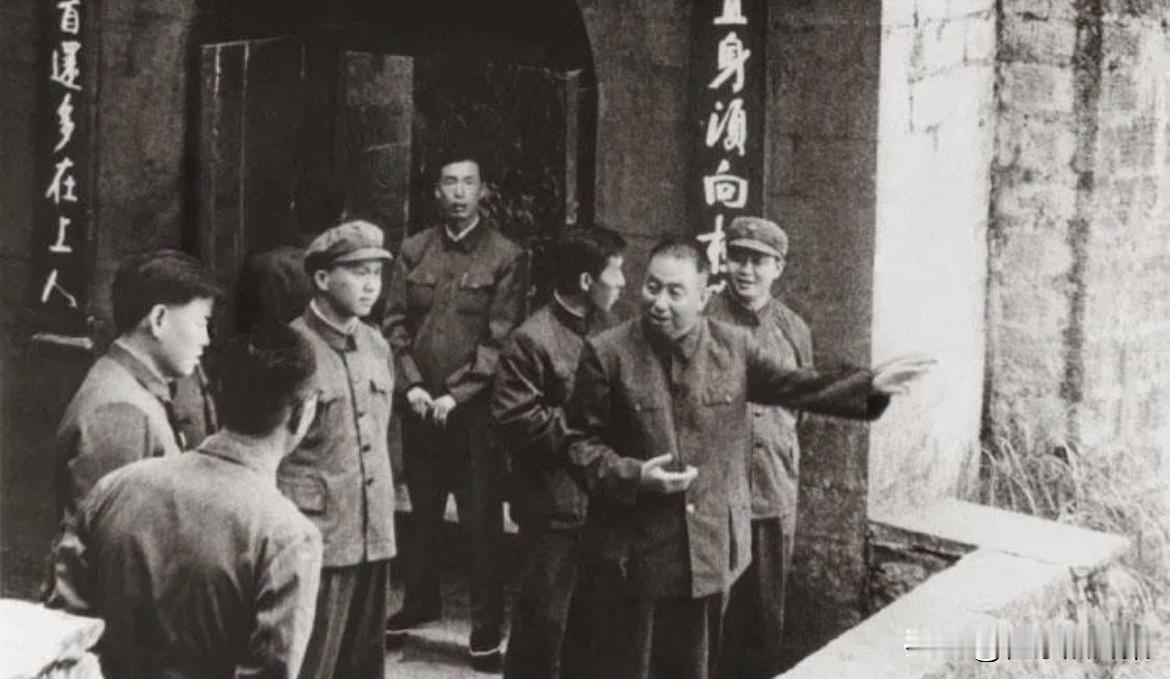 1975年7月，华国锋在云南西山三清阁参观，身后着军装的是曹万贵。曹万贵是湖南郴