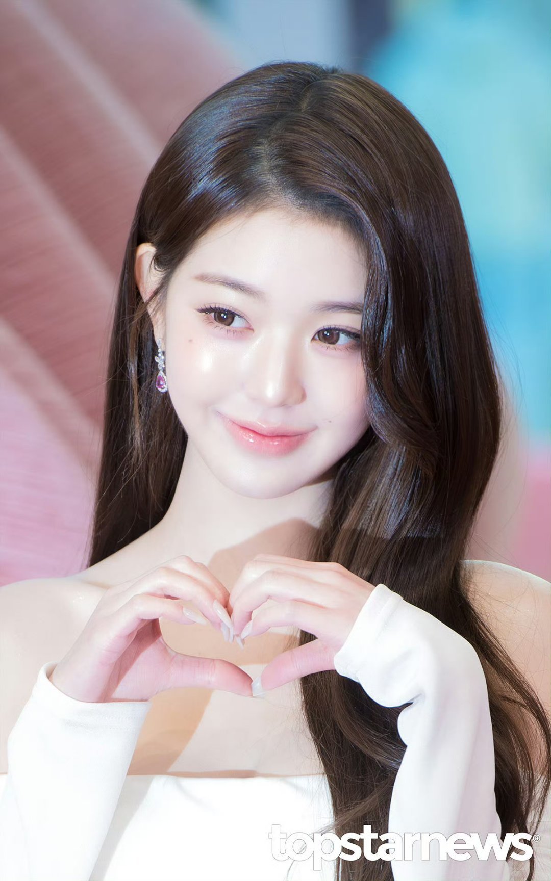 张元英站台活动生图 张元英今日站台活动生图，一字肩露背裙展示完美身材，忙碌行程里