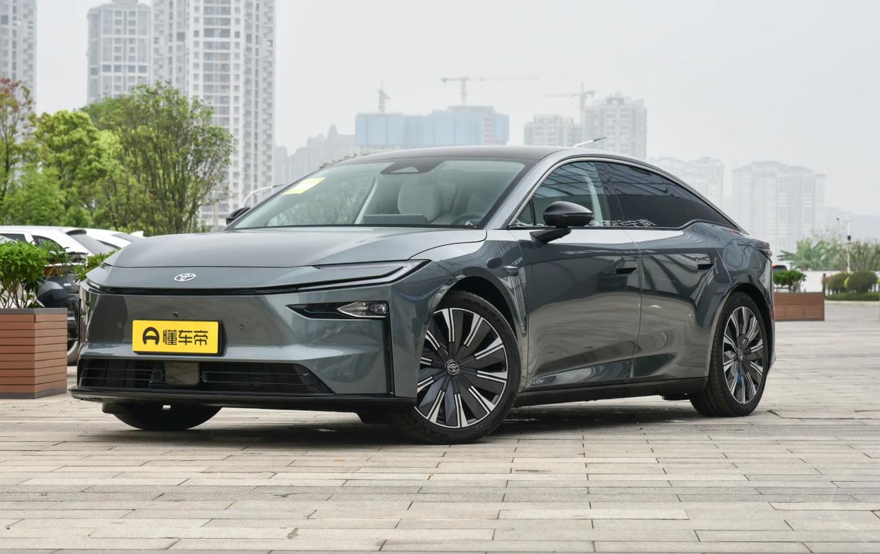 活久见！丰田居然融合了小米+华为，14.78 万能冲吗？

兄弟们，这就是传说中