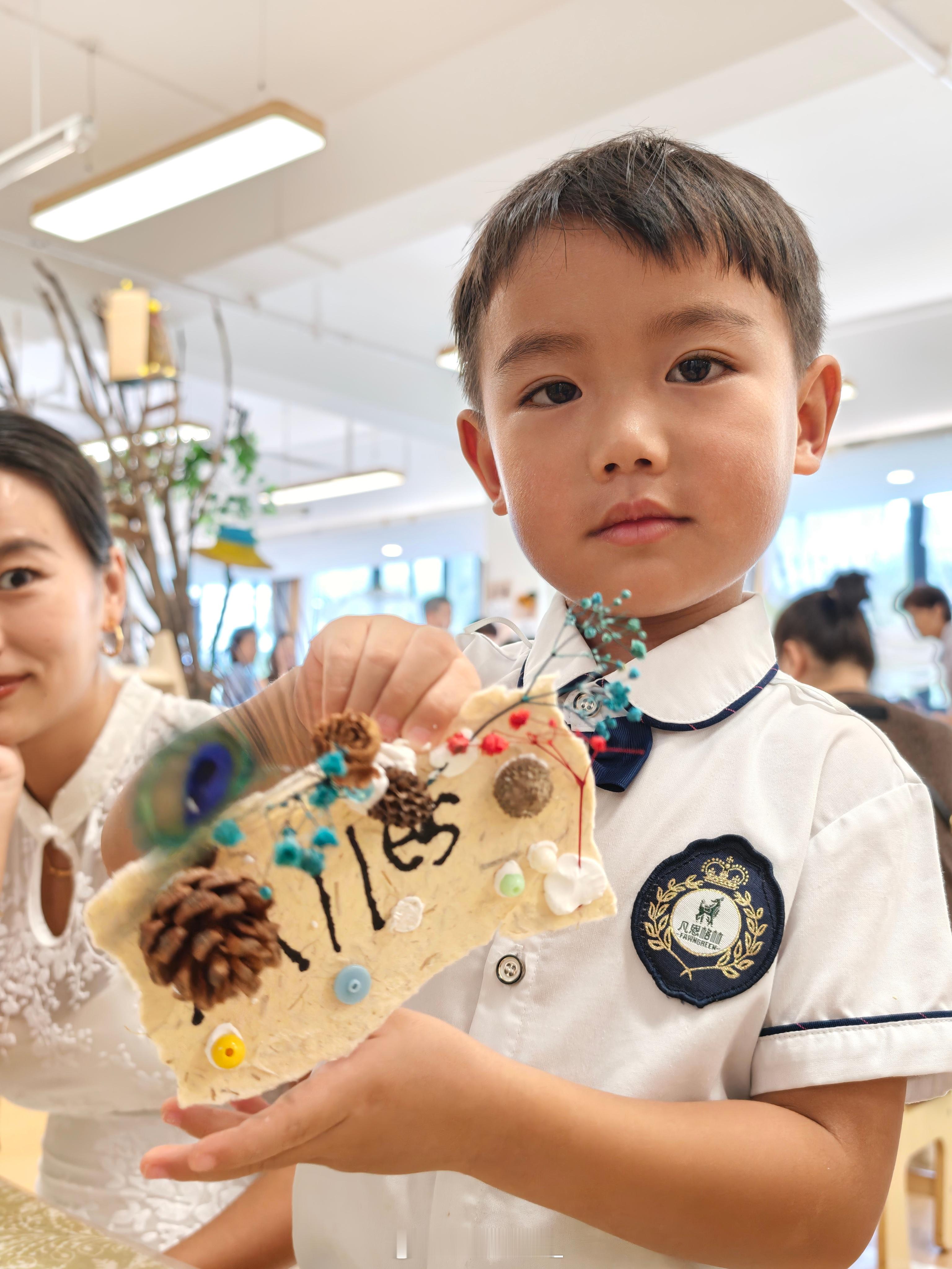 今天肌仔开学，成为大班的小哥哥了，也换了教室，从二楼上到了三楼。他进教室后问我们