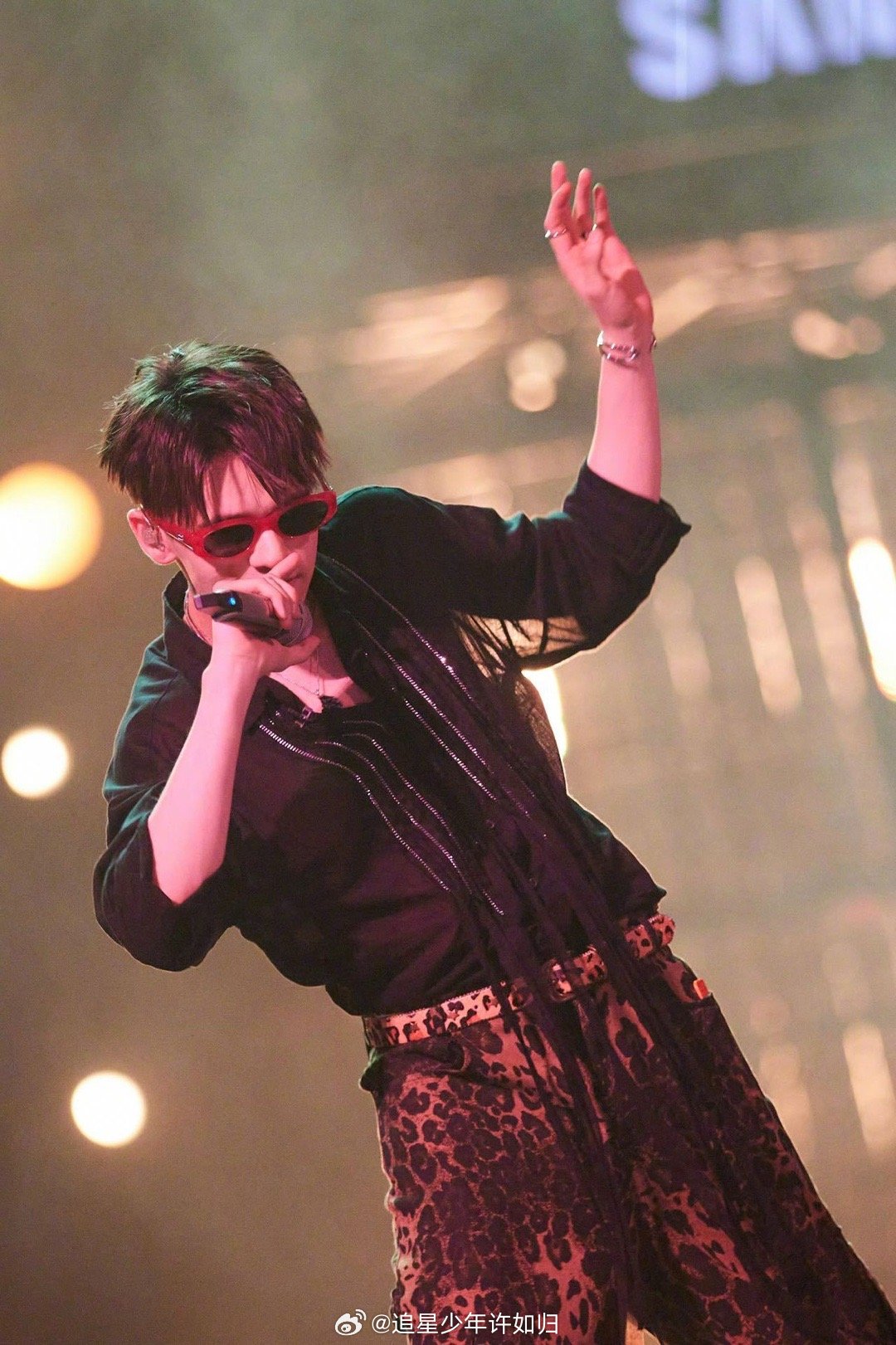 庆怜是懂粉丝想看什么的 庆怜这次巡演可以说是为粉丝量身定制的，想要的舞台一个不少