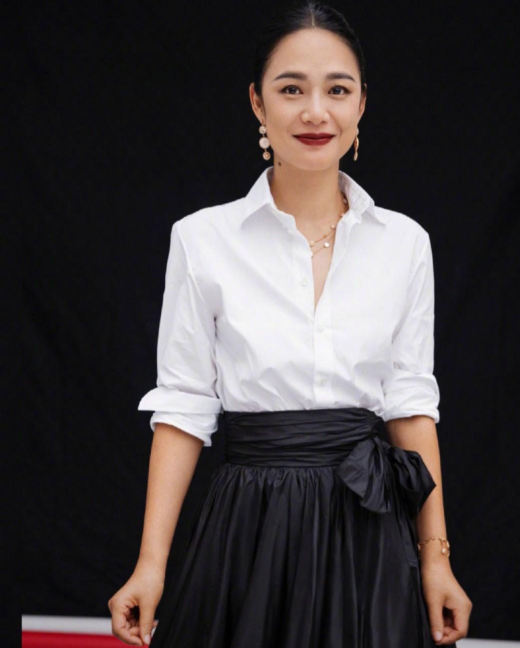 原来她就是姜文老婆，47岁断崖衰老认不出，俩儿子成了她婚姻依靠娱乐 明星