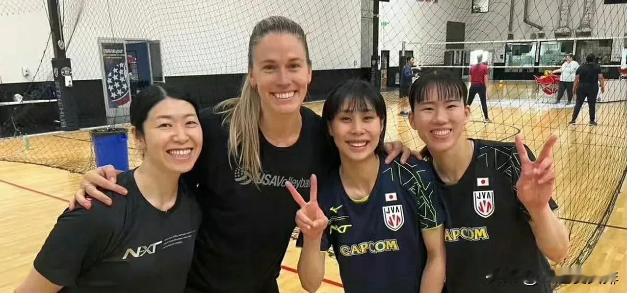 不得不时不时关注对手日本女排的动态！
谁让日本女排，是中国女排争夺巴奥门票的最大