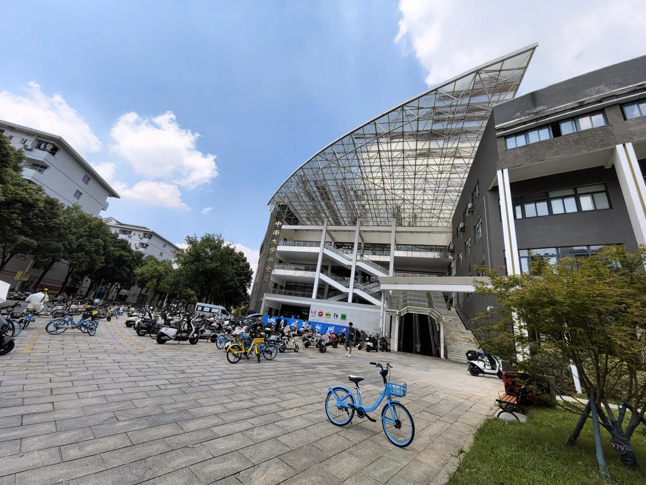 送孩子到中南大学了！激活校园卡后，用他的校园卡在学校的第二食堂吃中饭。
第一次吃