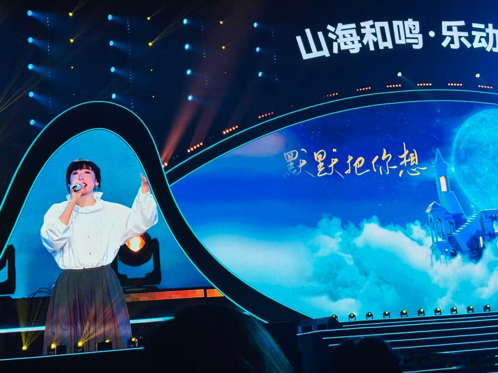 任素汐演唱会东北分会2026东港群星演唱会 谁懂啊！任素汐今晚在东港这舞台简直绝