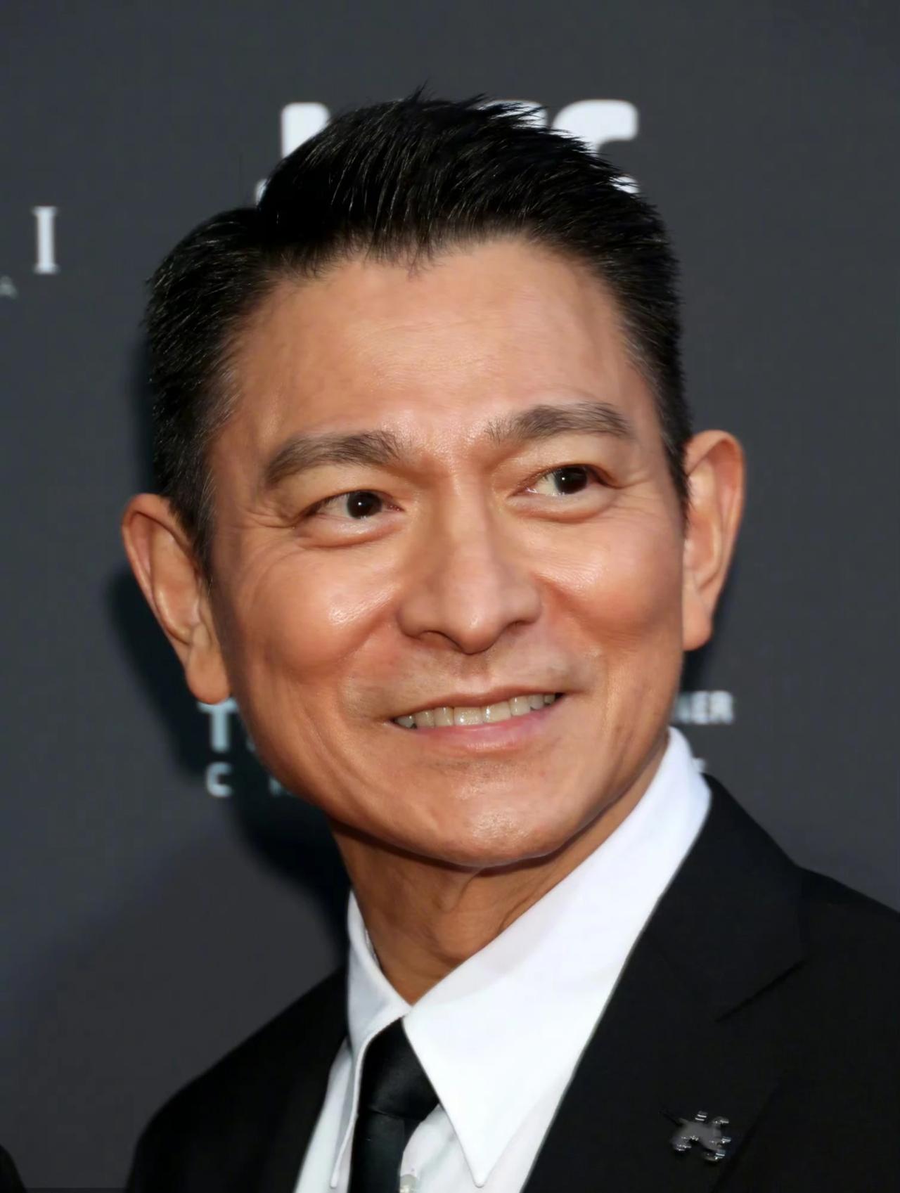 刘德华，真的很让人意外，
这就是天王级的魅力吧！
刘德华出席多伦多电影节，为导演