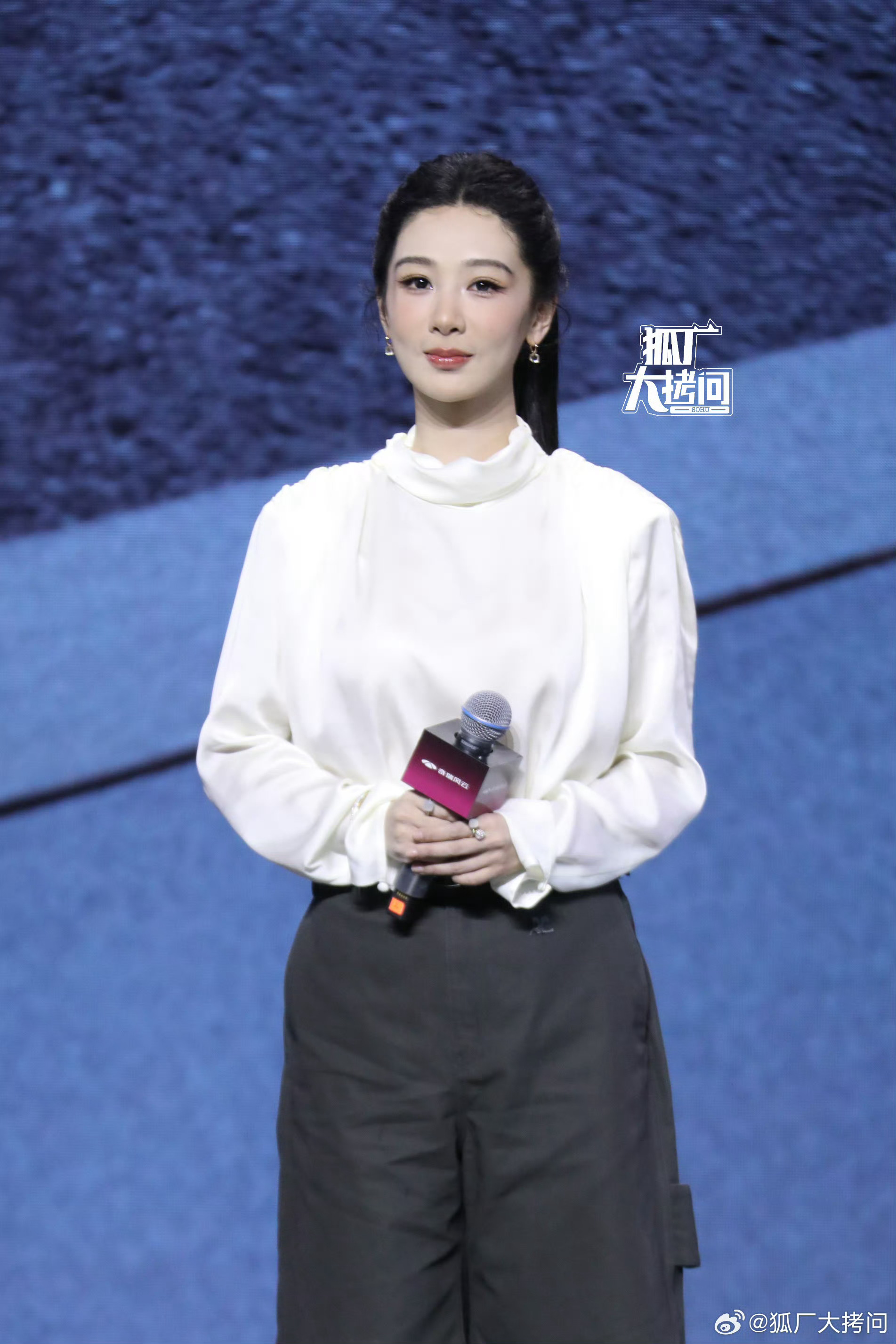 杨紫今日线下活动路透高马尾白衬衫套装 好干练 