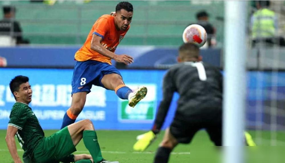 年薪从170万欧降到25万，被“退货”的德尔加多，一场球踢醒了山东队。
热身赛