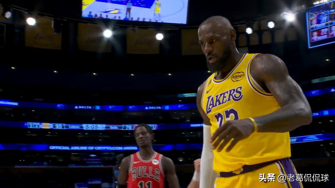 湖人巨星詹姆斯真是大公无私的典型代表！在今天湖人主场以142：130击败公牛的赛
