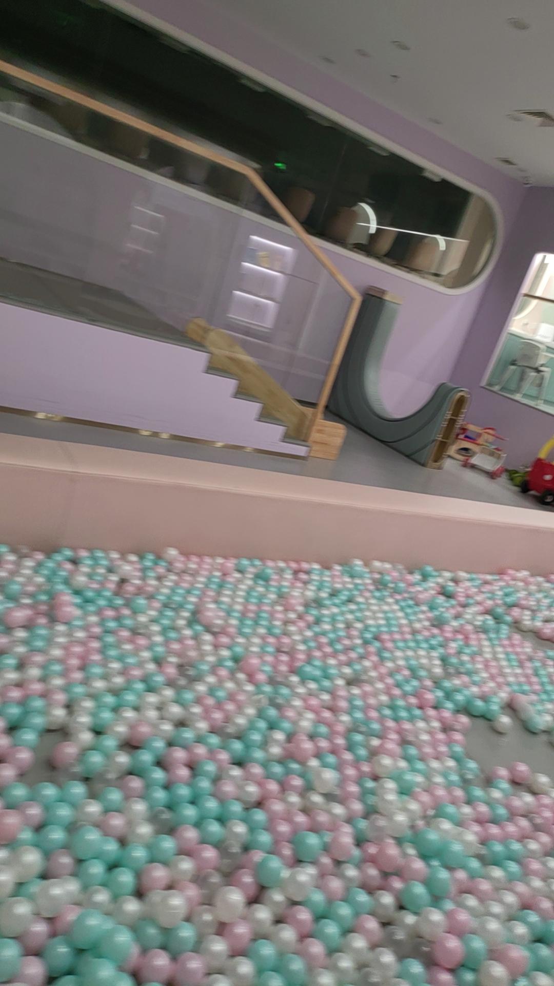 周六晚上带全家去农歌游泳馆洗澡，到门口才知道今天休息，本来超失望。结果场馆太有人