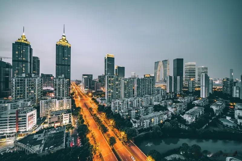 二线城市崛起对年轻人就业好处多多。以前，大家挤破头往一线城市跑，可高昂的生活成本