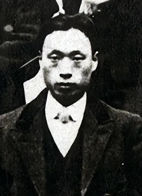 袁子贞（1887—1927.11.18)，别名袁利、钟声、袁尧、袁字真、严自贞，