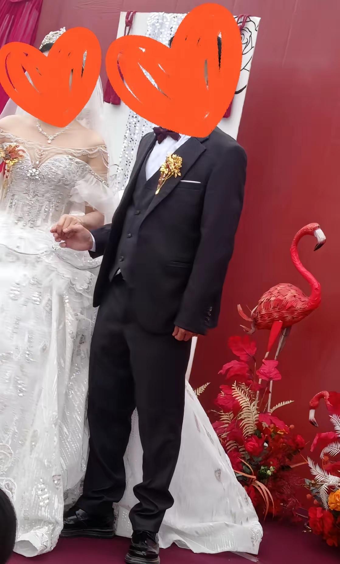 今天参加了一场婚礼，直接把我看懵了。
​新娘是在上海一家医院当主治医生，以前在