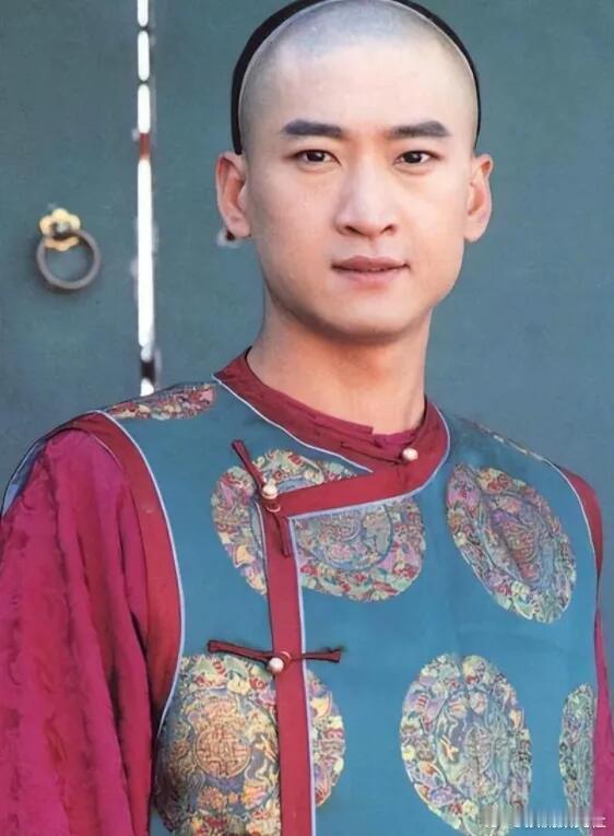 周杰不悼念琼瑶也是有原因的，首先他早就退出了演艺圈，不想去公开发文也很正常。 其