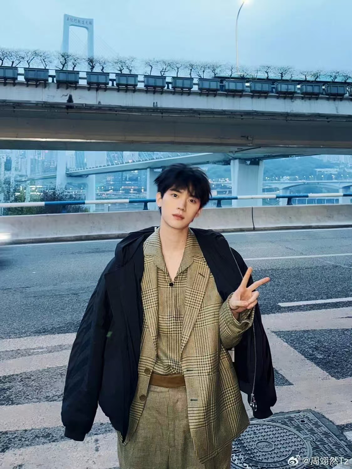 周翊然打卡重庆造型·西装叠穿。周翊然西装叠穿周翊然重庆同款打卡地