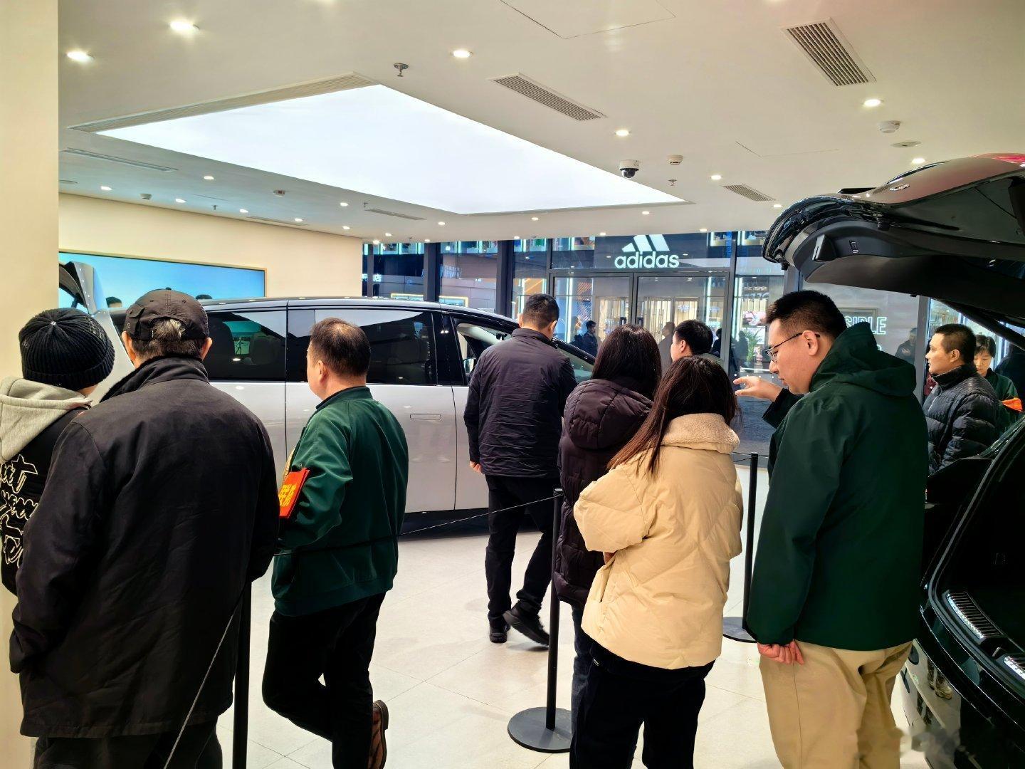 理想连续三年营收破千亿可喜可贺，事实证明理想的路没有走错。从质疑理想，到理解理想