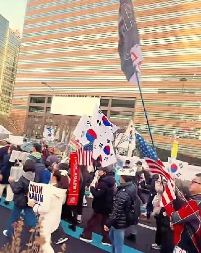 这国旗改得，真符合国情，把八卦一分为二，还把生门改成死门。没有民族尊严的美国奴才