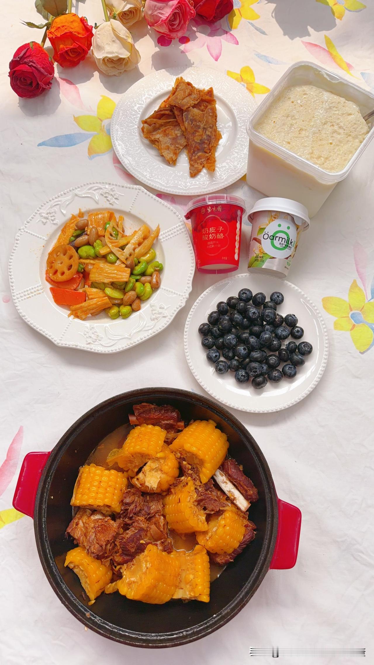 玉米排骨煲，腐竹花生蚕豆蔬菜藕片，芝麻酱饼，六层奶皮子酸奶，紫光园糖葫芦奶皮子奶