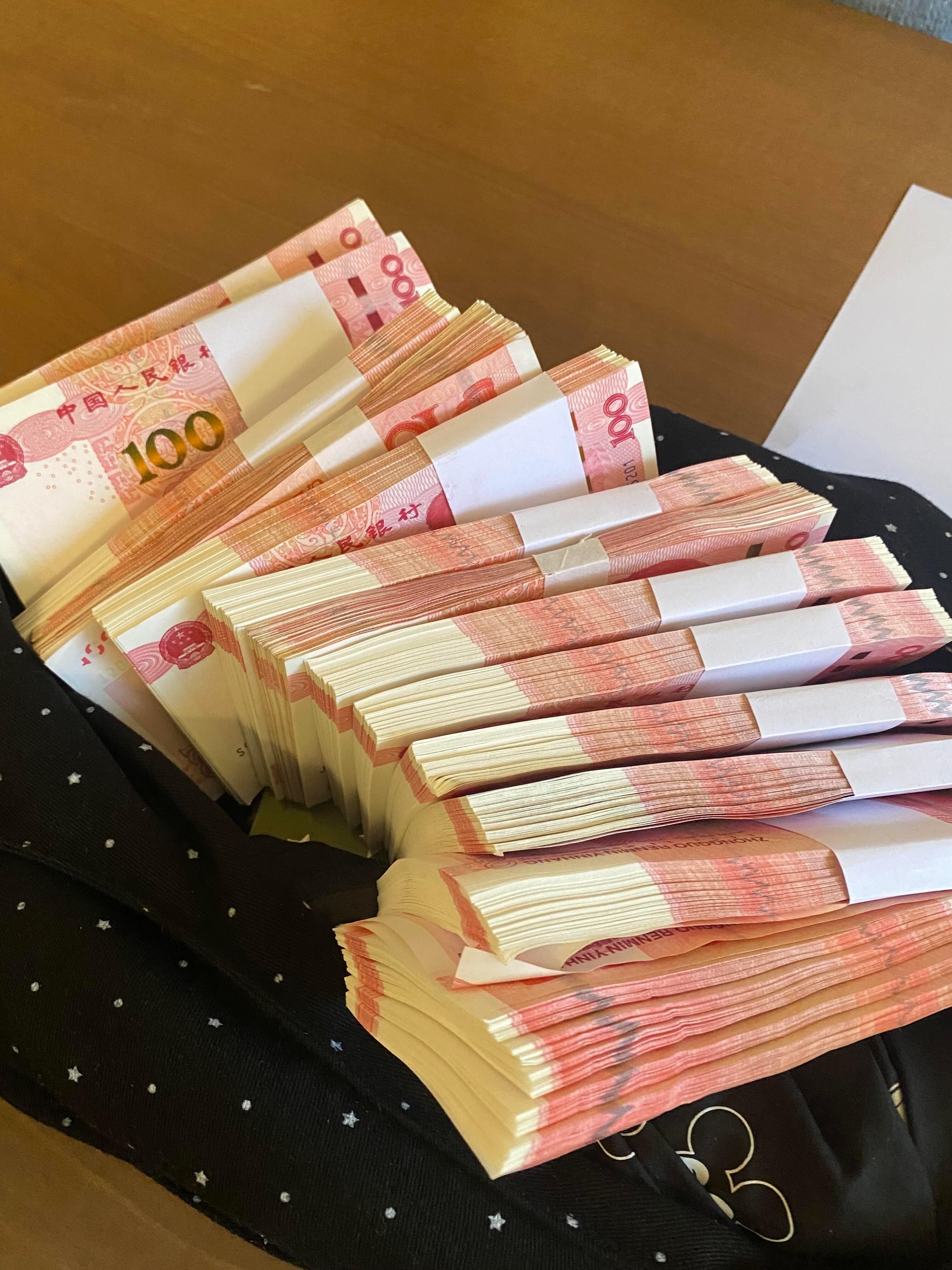 钱是我自己挣的,苦是我自己吃的,我永远是我自己的底气,我不怕没有爱,我舍得离开任