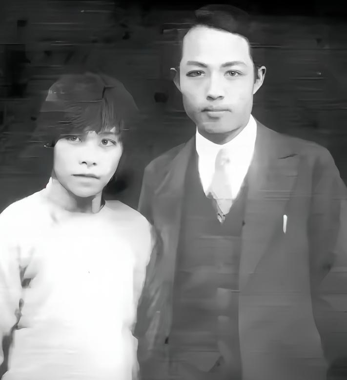 1898年，北京黄家大宅里，刚生完孩子的黄夫人指着襁褓中的女婴嘶喊：“快把这个灾
