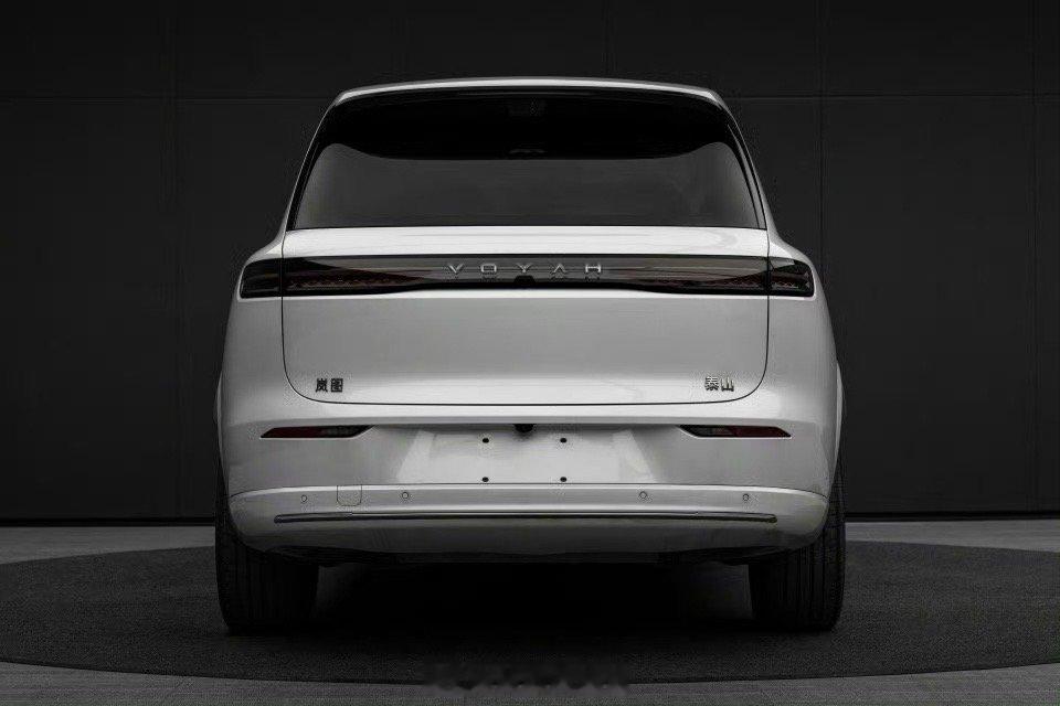 岚图泰山六座纯电 SUV —— 泰山 X9 完成工信部新车申报。该车采用 6 座