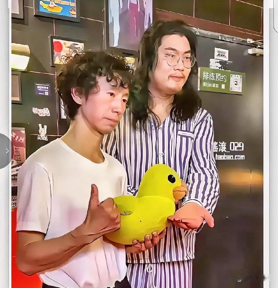 庞麦郎这是遇到了真爱粉还是高级黑啊？一位老哥穿着蓝白条纹病号服，捧着只小黄鸭送给