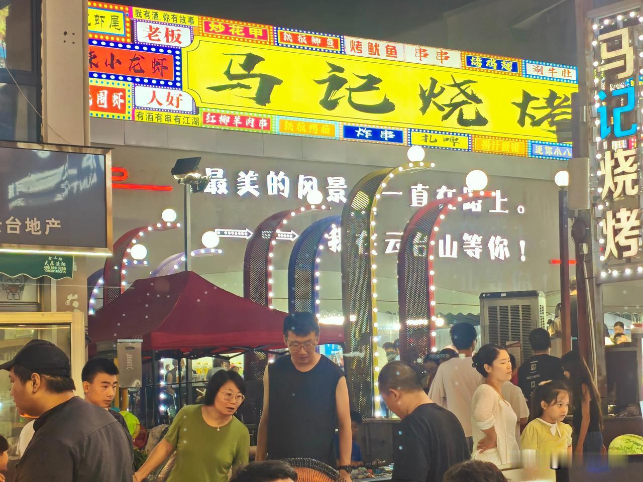 昨晚跟几个老友吃饭，桌上摆了三杯不同的酒，让他们盲品。

老张一入口就皱眉：“这
