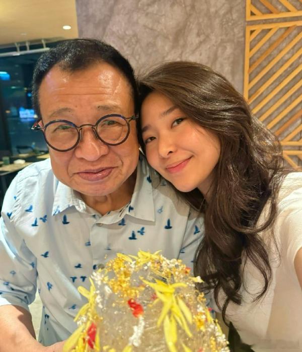 女儿怀念许绍雄女儿回应TVB颁奖礼悼念许绍雄 5日，许绍雄的女儿许惠菁在社交平台