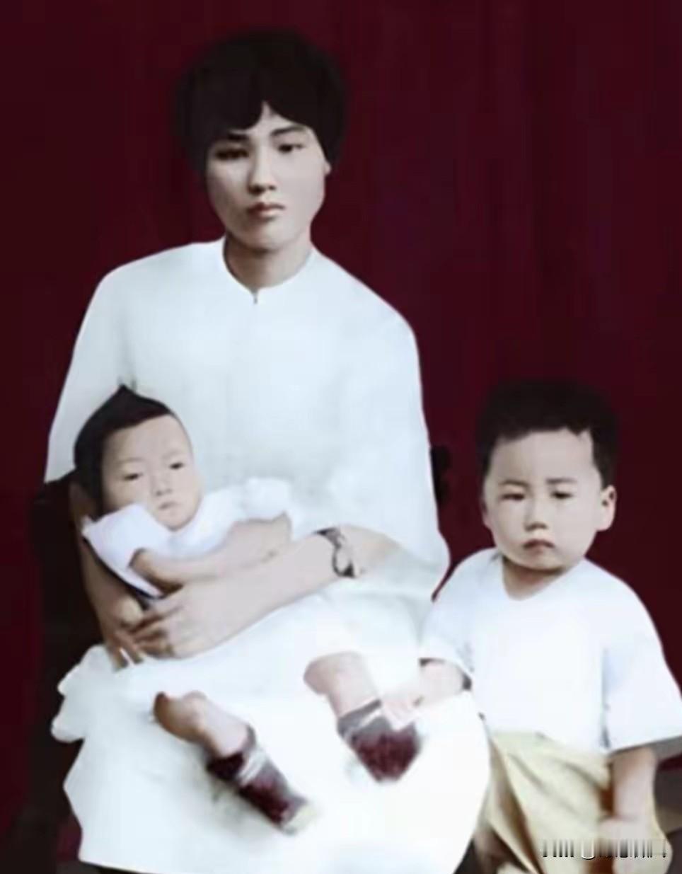 不得不说，这个基因真是太强大了。左边的照片是杨开慧年轻的时候和两个儿子的合影，站