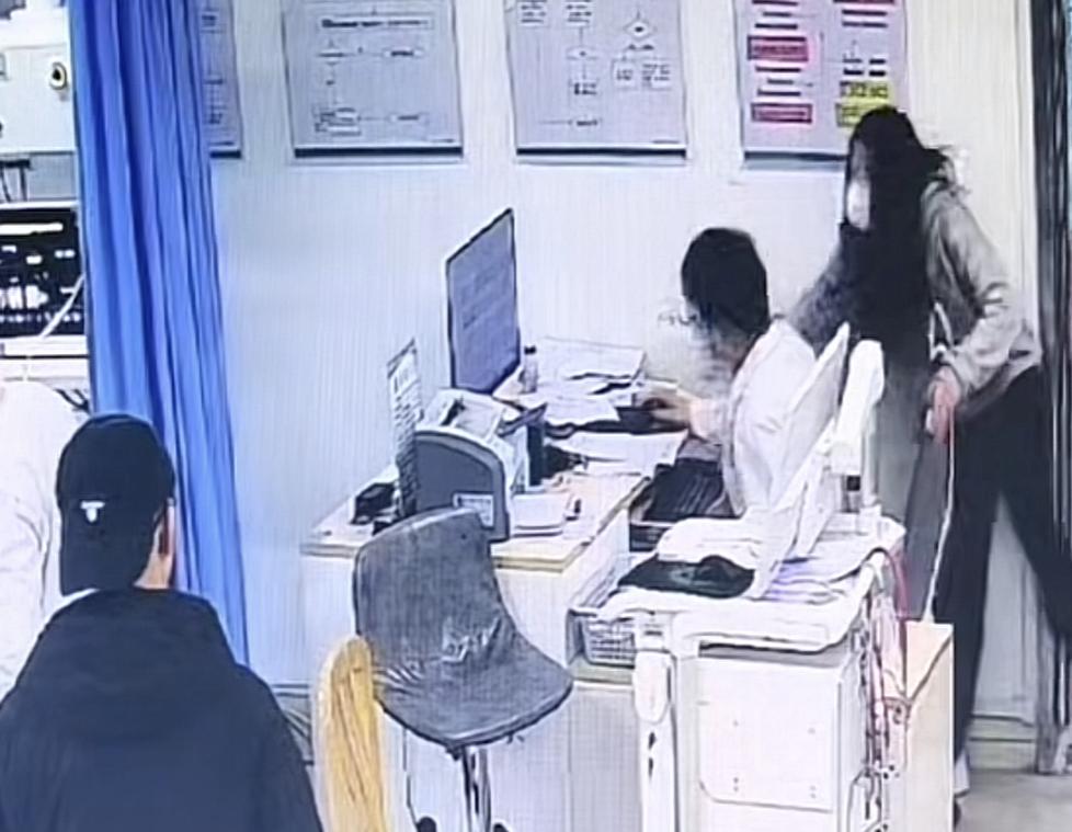 打医生耳光的时候有多嚣张，被抓的时候就有多狼狈！
在12月21日在四川西昌一家医