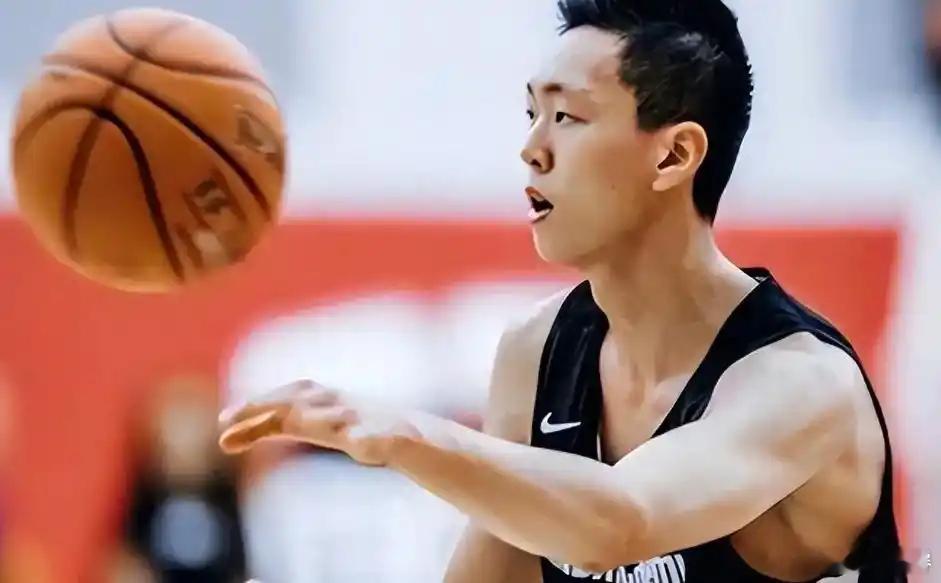 今晚是张知垚在北京首钢正式出战的第一场常规赛，遥记得江湖上刚有他的传说时，“一个