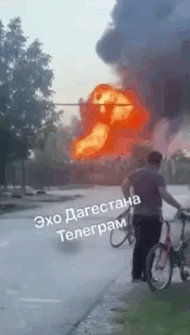 俄罗斯达吉斯坦一家加油站突然发生爆炸，几个街溜子还在旁边凑热闹，然后被一次剧烈燃
