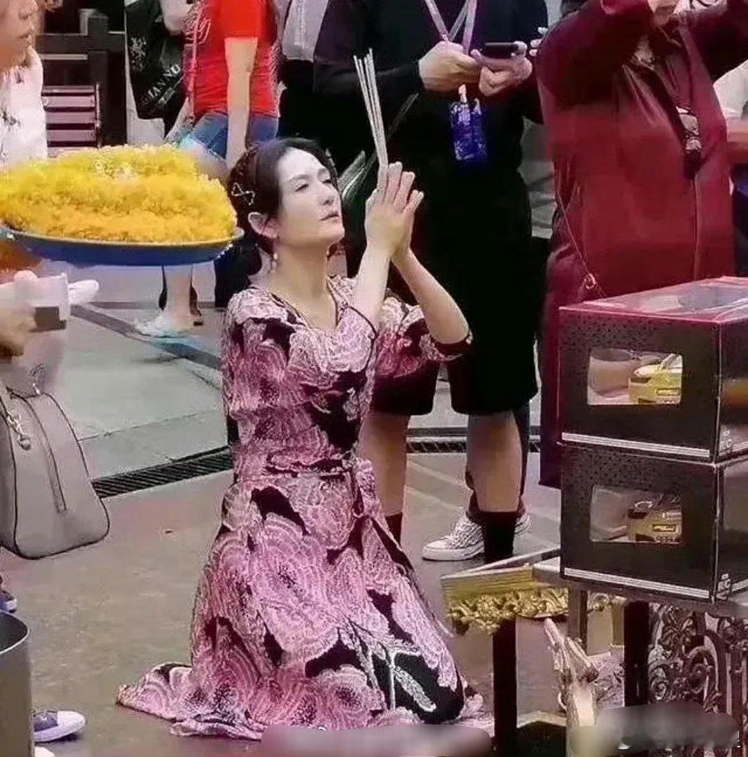 夫妻俩身价早就过亿了吧，她到底还缺什么，还在求什么呀 