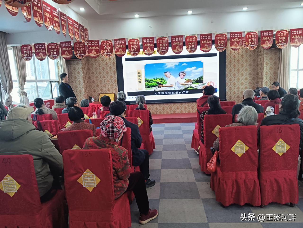 不知道为什么他们听得那么认真，比小学生上课还要专注，整个人精神焕发？
不得不佩服