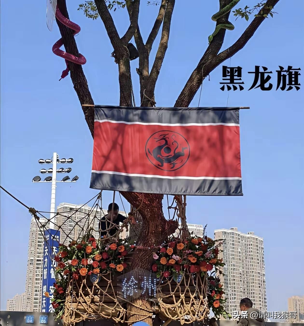 永州体育中心外那面大汉黑龙旗被匆匆撤下，本是因投诉而起，没想到却因网络热议反倒成