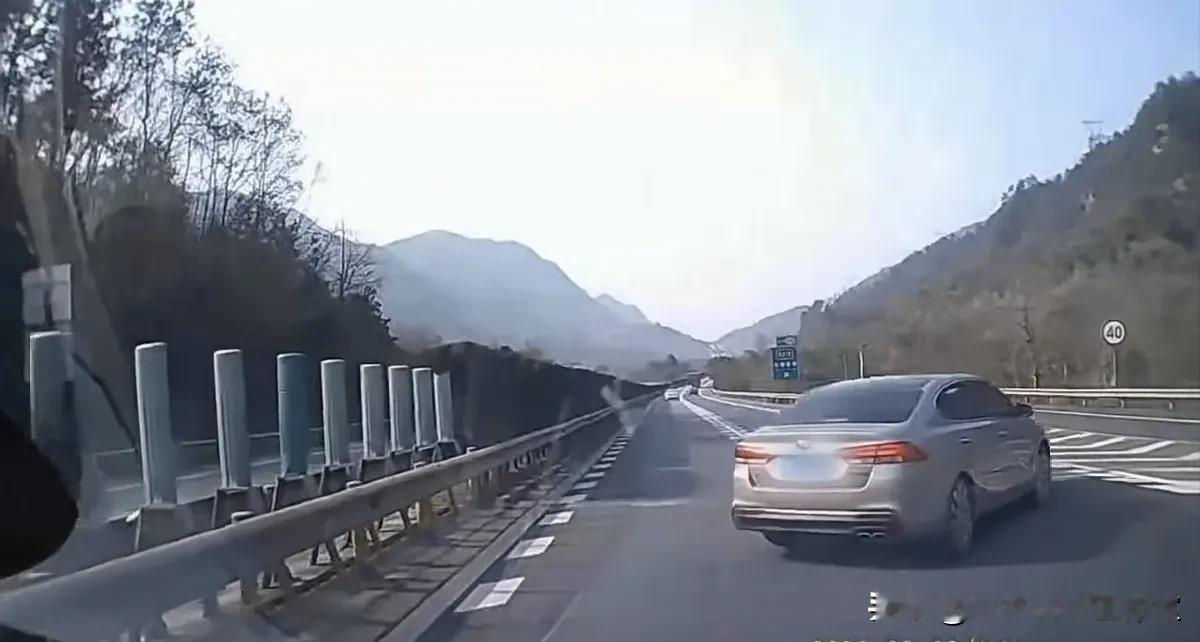 视线被那个厢式货车挡住了，但是这样操作也十分危险！