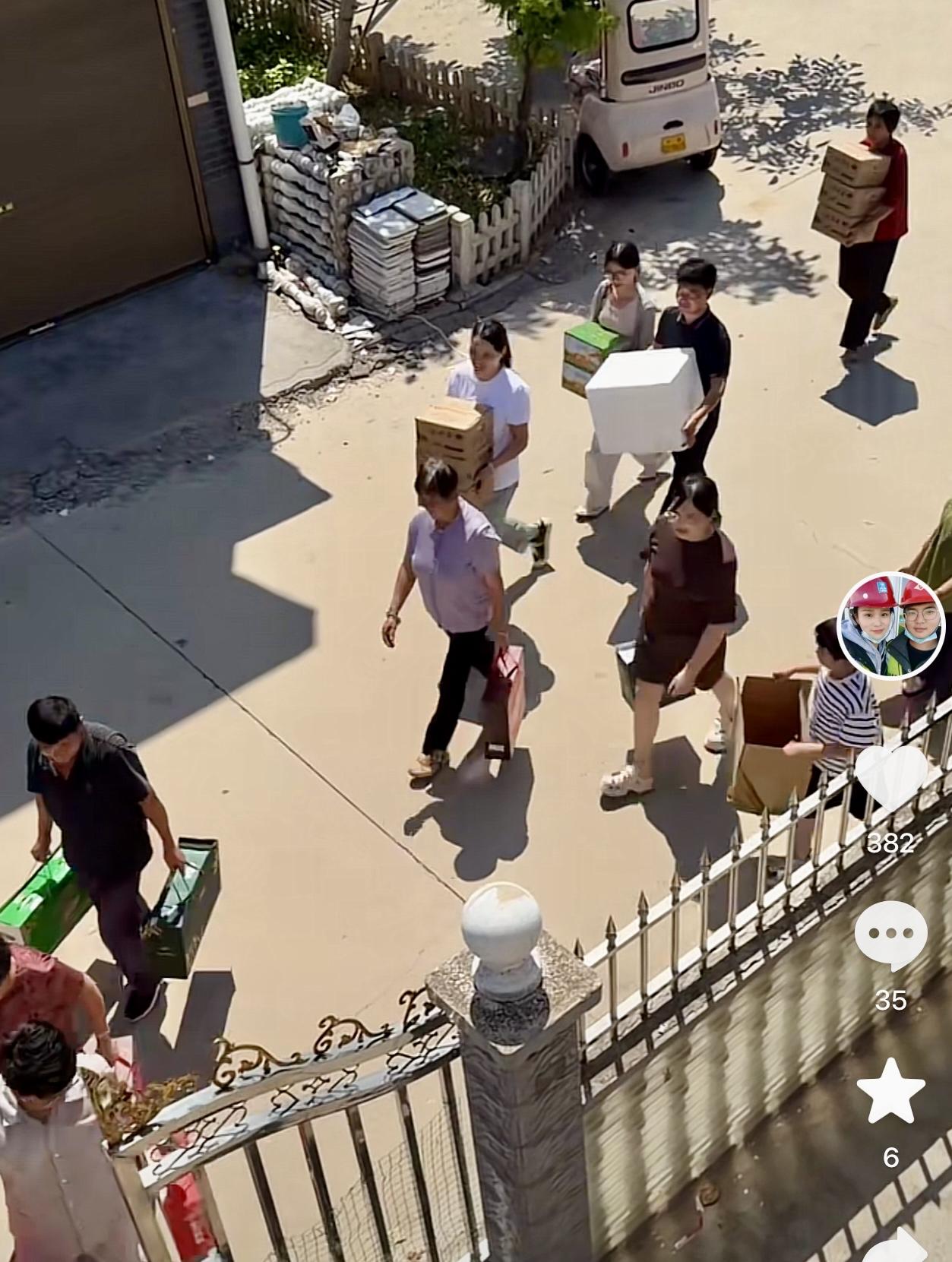萌萌出院刚回家，两个娘家人排着队来了，养母家二哥二嫂，亲生母亲、大姐姐夫等，都拿