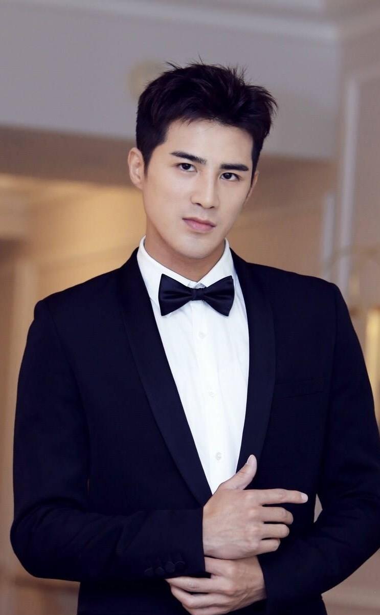 长这么帅没有被大家认识，好可惜，突然刷到这张脸，一下就给迷住了，长得非常帅气，真