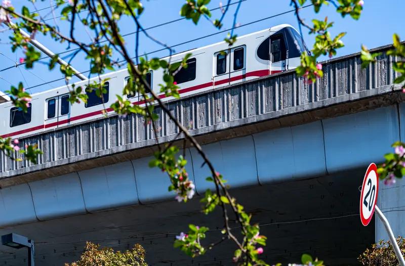 12月2日上海地铁11号线发生的让座纠纷挺让人无语。老太要求女生让出爱心专座，女