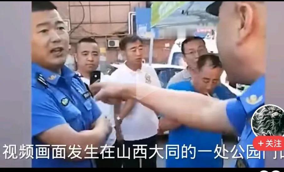 山西大同一公园门口上演真假“城管”之争，都穿制服，制服都有编号，都有肩花等，一看