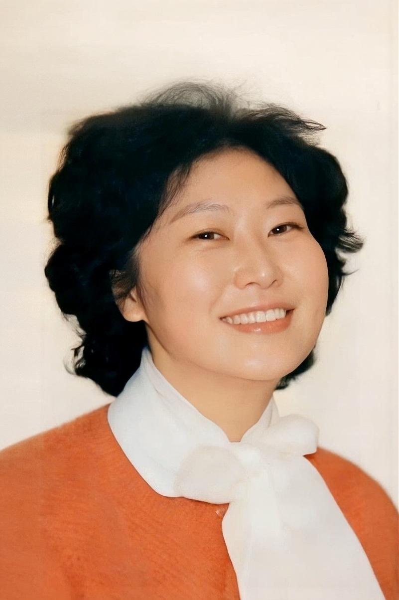 甜美笑容，复古穿搭，80年代回忆满满！🌟👗💃