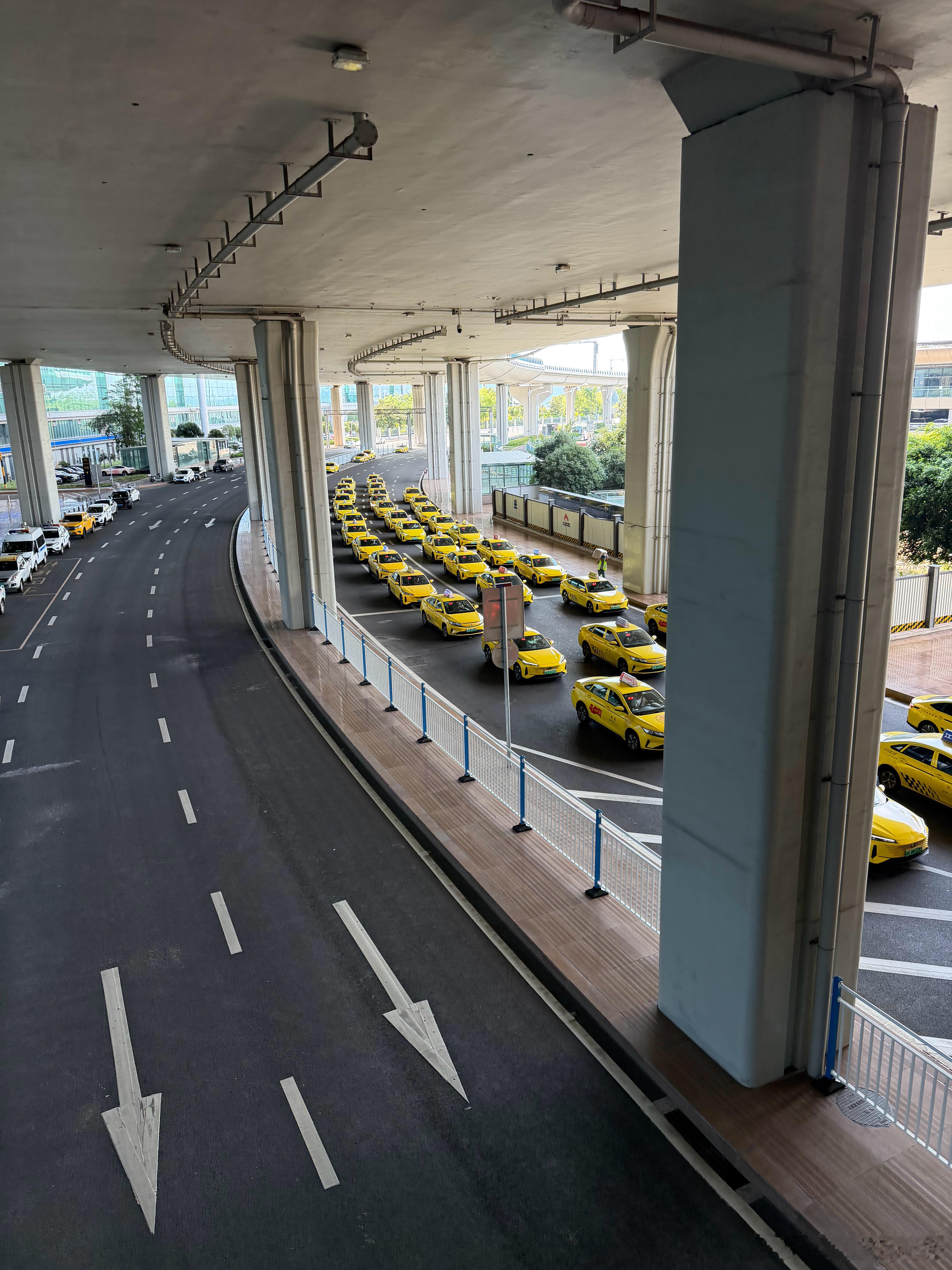 黄色法拉利 俺们又来了 重庆·重庆江北国际机场T3A航站楼