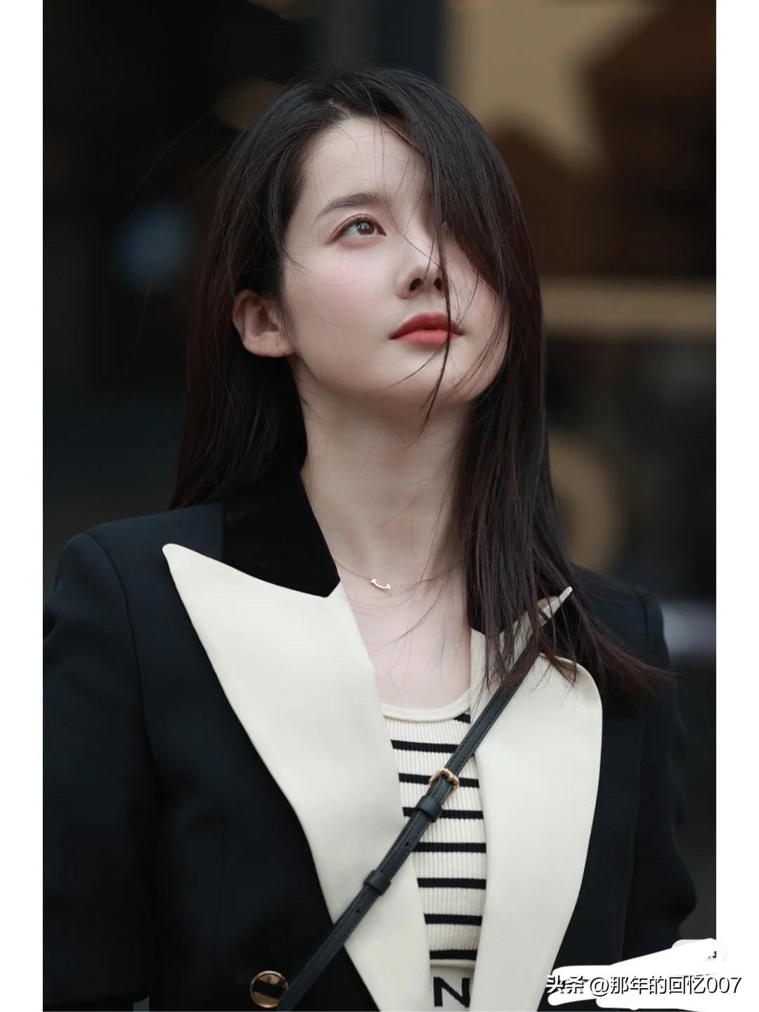 都市女孩想要时尚又优雅，黑白穿搭永远是yyds！就像经典的白衬衫搭配黑伞裙，这可